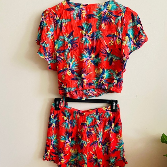 Super cute matching shorts and criss cross top - Picture 2 of 6